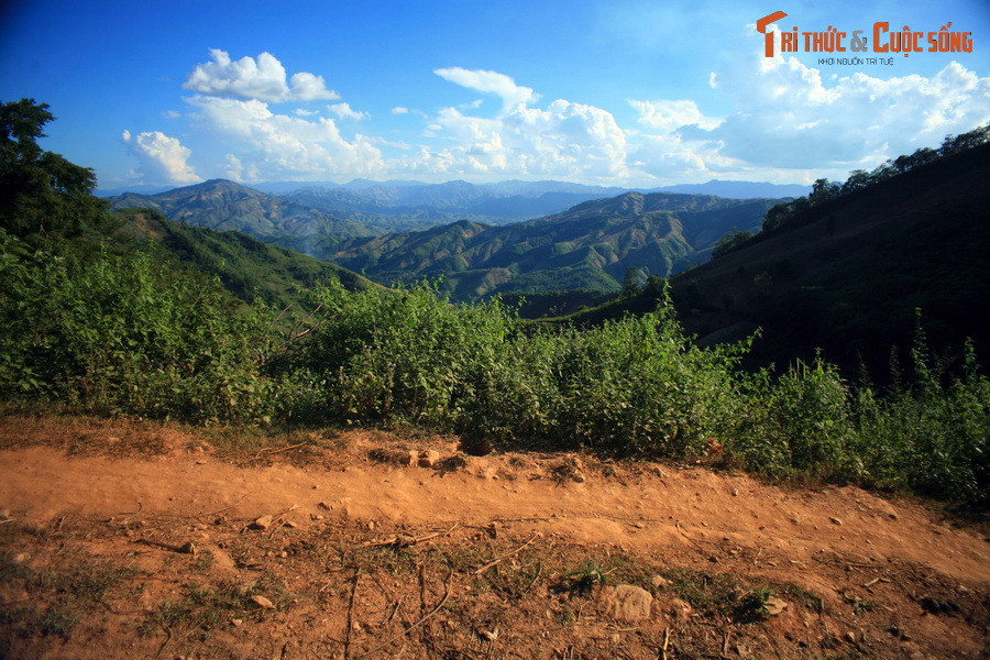 Khung cảnh núi non hùng vĩ xuất hiện bên đường.