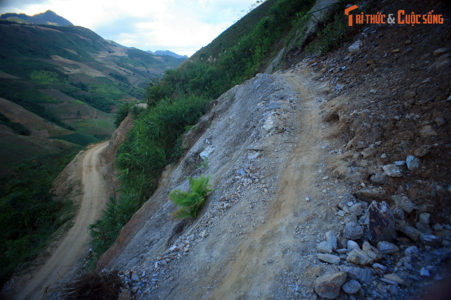 Đây chính là đoạn "thót tim" nhất. Mặt đường chỉ rộng chừng 30 cm, gập ghềnh, lởm chởm sỏi đá, một bên là vực sâu, khá nguy hiểm.
