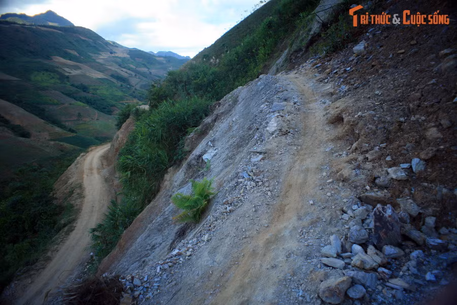 Đây chính là đoạn "thót tim" nhất. Mặt đường chỉ rộng chừng 30 cm, gập ghềnh, lởm chởm sỏi đá, một bên là vực sâu, khá nguy hiểm.