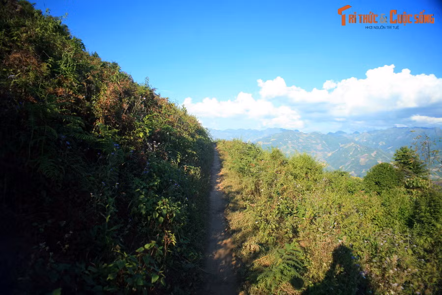 Càng đi, đường càng hẹp, và khung cảnh càng ngoạn mục.
