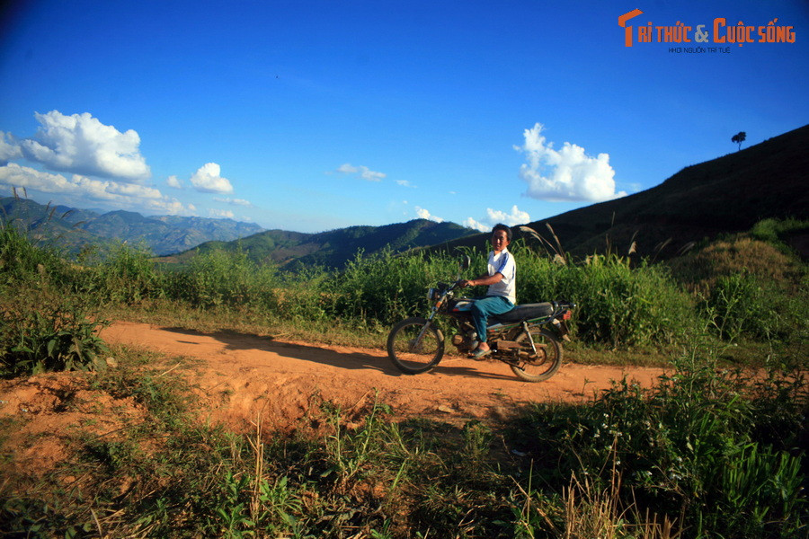 Cư dân địa phương (kỹ sư nhà máy thủy điện Nậm Hóa 2) ngạc nhiên khi thấy một vị khách lạ lỉnh kỉnh hành lý lang thang ở vùng đất hoang vu này.
