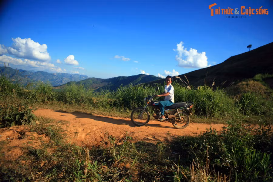 Cư dân địa phương (kỹ sư nhà máy thủy điện Nậm Hóa 2) ngạc nhiên khi thấy một vị khách lạ lỉnh kỉnh hành lý lang thang ở vùng đất hoang vu này.
