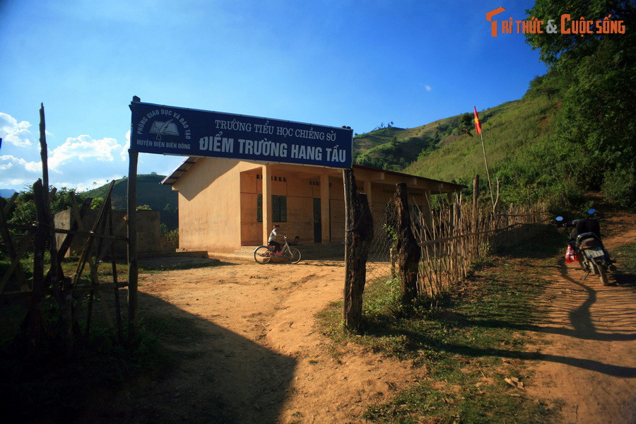 Háng Tấu là một điểm dân cư nằm trên hành trình, khoảng km thứ 7 tính từ tháp Chiềng Sơ, gần ranh giới với xã Mường Bám.