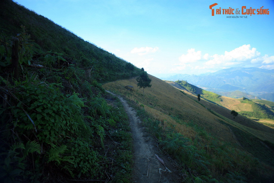 "Dốc lên khúc khuỷu, dốc thăm thẳm".