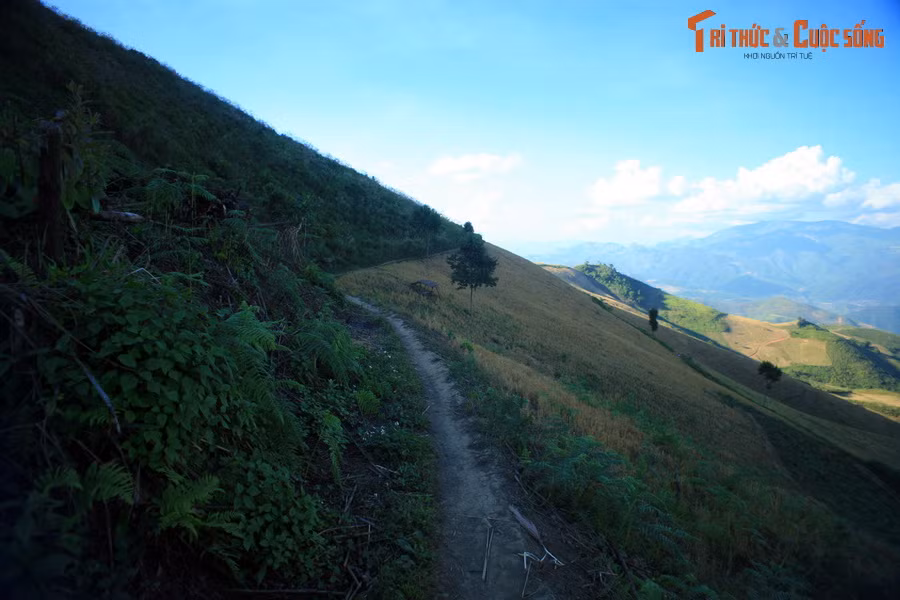 "Dốc lên khúc khuỷu, dốc thăm thẳm".