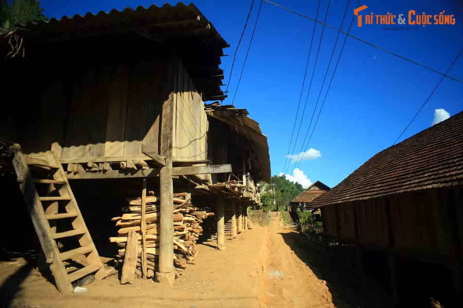 Lội khoảng 100 mét, bên bờ suối hiện ra con đường đất nhỏ. Con đường này dẫn lên một bản nằm bên kia suối.