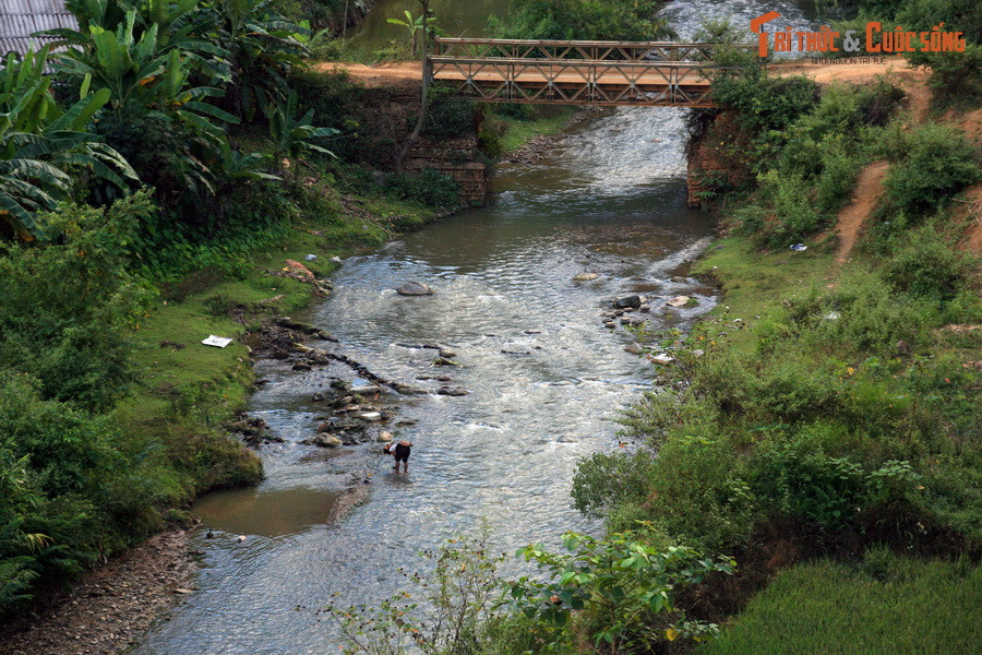 Nhịp sống ở nơi đây diễn ra chậm rãi như dòng chảy của con suối mát lành.