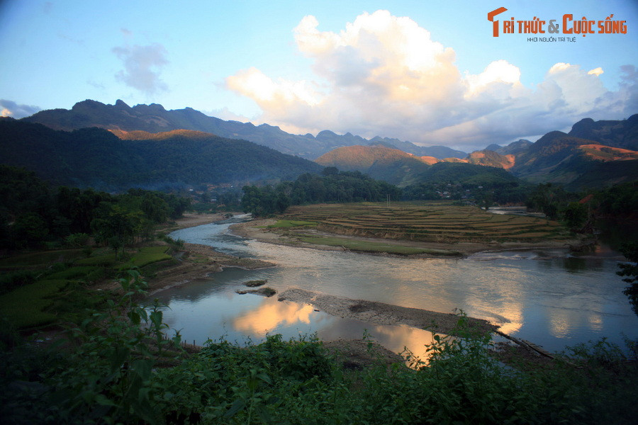 Suối Nậm Hua ở khu vực trung tâm xã Mường Bám.