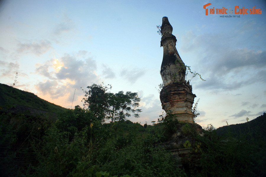 Tháp cổ Mường Bám, đích đến của hành trình. (Khuyến cáo: Để di chuyển giữa Chiềng Sơ và Mường Bám một cách thuận tiện và an toàn, xin hãy đi theo đường tỉnh 130).