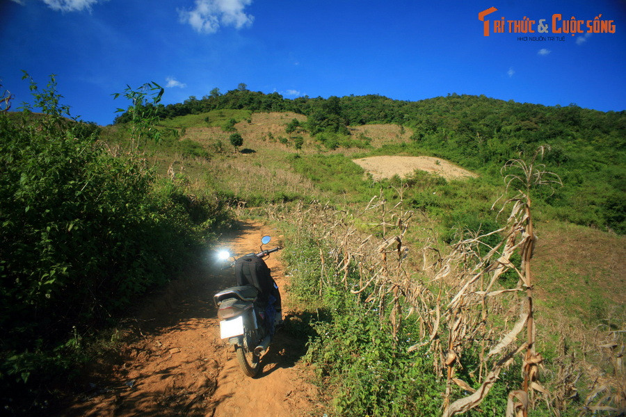 Đường chỉ đủ rộng cho hai xe máy tránh nhau.