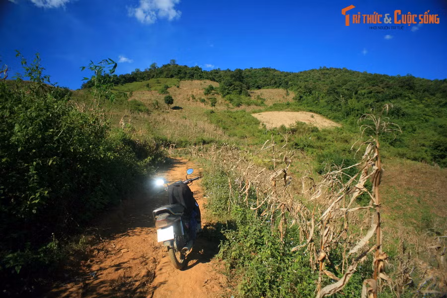 Đường chỉ đủ rộng cho hai xe máy tránh nhau.