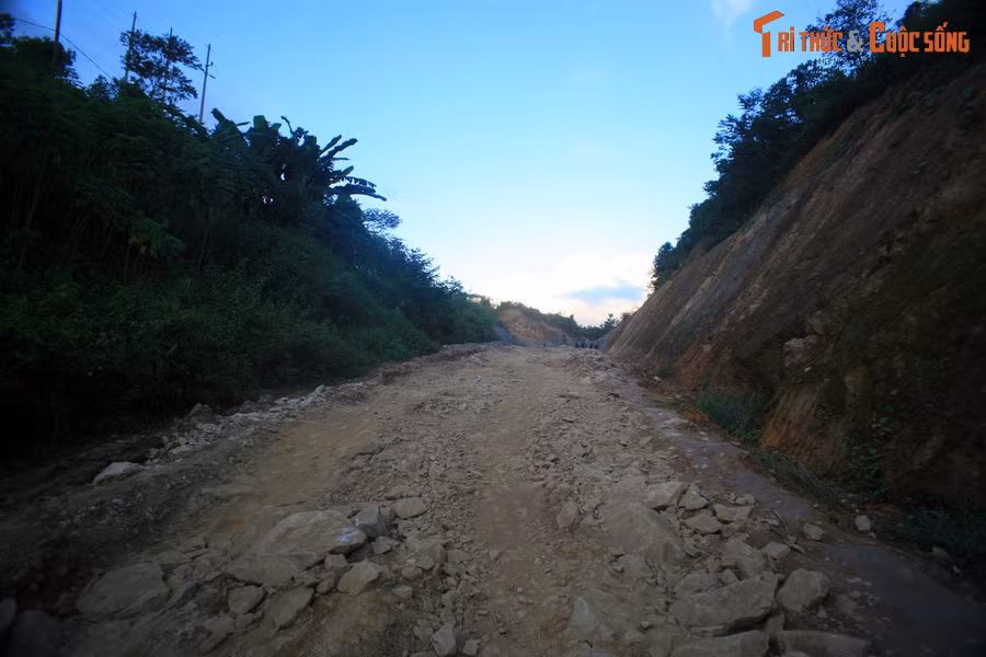 Về đến gần trung tâm xã Mường Bám, đường vẫn xấu, nhưng không còn "nguy hiểm đến tính mạng".