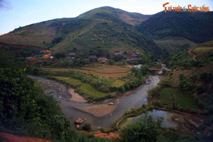 Vượt qua được thử thách lớn nhất của hành trình, một cảnh tượng tuyệt đẹp hiện ra: Suối Nậm Hua trong lành chảy qua những bản làng mộc mạc, thanh bình.