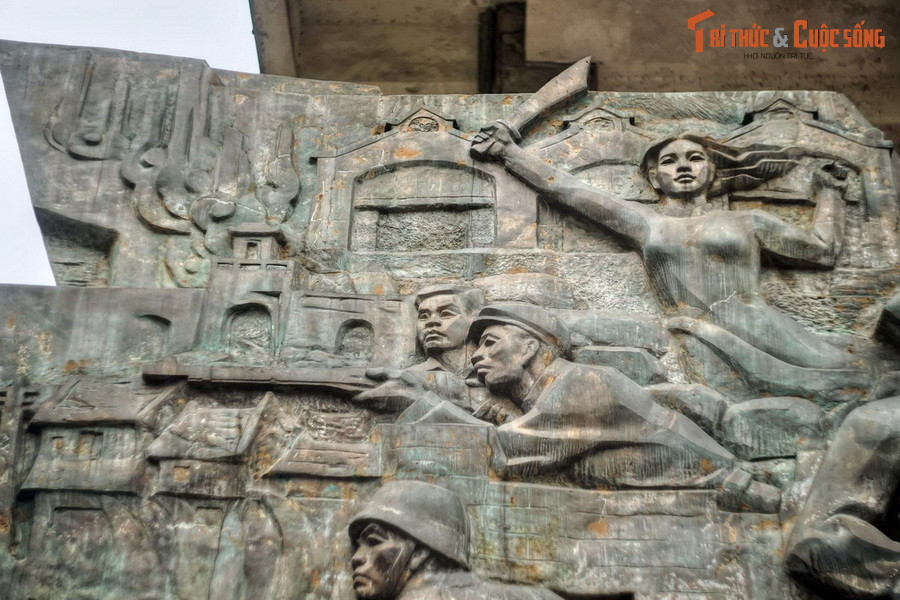 5 giờ sáng. 400 tên địch có 5 xe tăng dẫn đầu đánh vào chợ với hỏa lực hỗ trợ từ máy bay, đại bác. Với tinh thần “Quyết tử để Tổ quốc quyết sinh”, toàn bộ lực lượng ta đánh trả rất quyết liệt, đẩy lui nhiều đợt tiến công tiếp theo của địch. Trận đánh kéo dài đến chiều hôm đó.