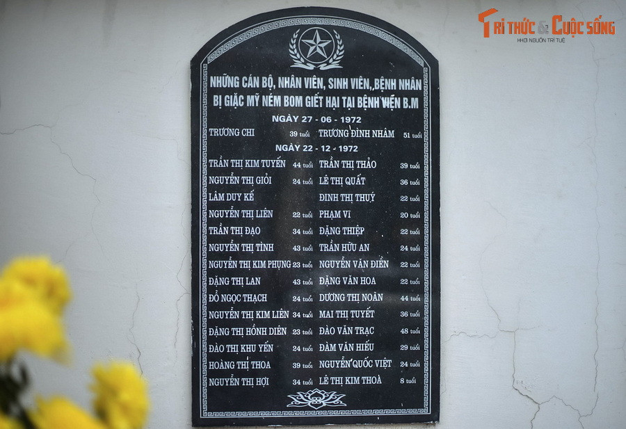 Cuộc tấn công khiến bệnh viện bị phá hủy nặng nề. Nhiều khu nhà bị sập đã lấp kín một số hầm trú ẩn. Dù việc tổ chức cứu nạn được tiến hành khẩn trương, đã có 30 cán bộ, công nhân viên, sinh viên... hy sinh. Sau này, 12 y bác sĩ công tác tại Bệnh viện đã được công nhận là liệt sĩ.