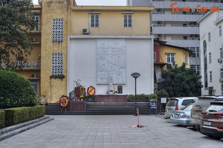 3. Trong cuộc chiến tranh phá hoại miền Bắc của Mỹ năm 1972, Bệnh viện Bạch Mai bị ném bom 4 lần. Trong đó, trận ném bom ngày 22/12/1972 là thảm khốc nhất. Sự kiện đã được ghi nhớ bằng một đài tưởng niệm xây trong khuôn viên Bệnh viện.