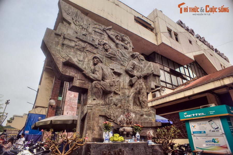 Ngược dòng thời gian, vào đêm 14/2/1947, quân Pháp đánh vào khu chợ Đồng Xuân với ý đồ chia cắt Liên khu I của quân ta thành hai mảnh. Lúc này, Tiểu đoàn 101 quyết tâm bảo vệ chợ bằng mọi giá, dù chỉ còn hơn 100 người với vũ khí thô sơ, còn lực lượng địch hùng hậu hơn nhiều.