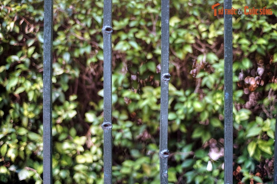 Ngày nay, trên hàng rào sắt của Bắc Bộ phủ vẫn còn lưu lại rất nhiều vết đạn từ trận chiến hơn 7 thập niên trước. Đây là đạn của quân Pháp. Khi đó chúng dùng súng máy nã vào Bắc Bộ phủ, nơi một đại đội Vệ quốc đoàn đang trấn giữ.