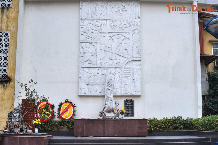 Tấn thảm kịch bắt đầu vào rạng sáng ngày 22/12/1972, khi những chiếc “pháo đài bay” B-52 của không quân Mỹ ném hơn 100 quả bom xuống bệnh viện. Tại thời điểm đó, có hơn 300 bệnh nhân nằm điều trị dưới các tầng hầm bệnh viện.