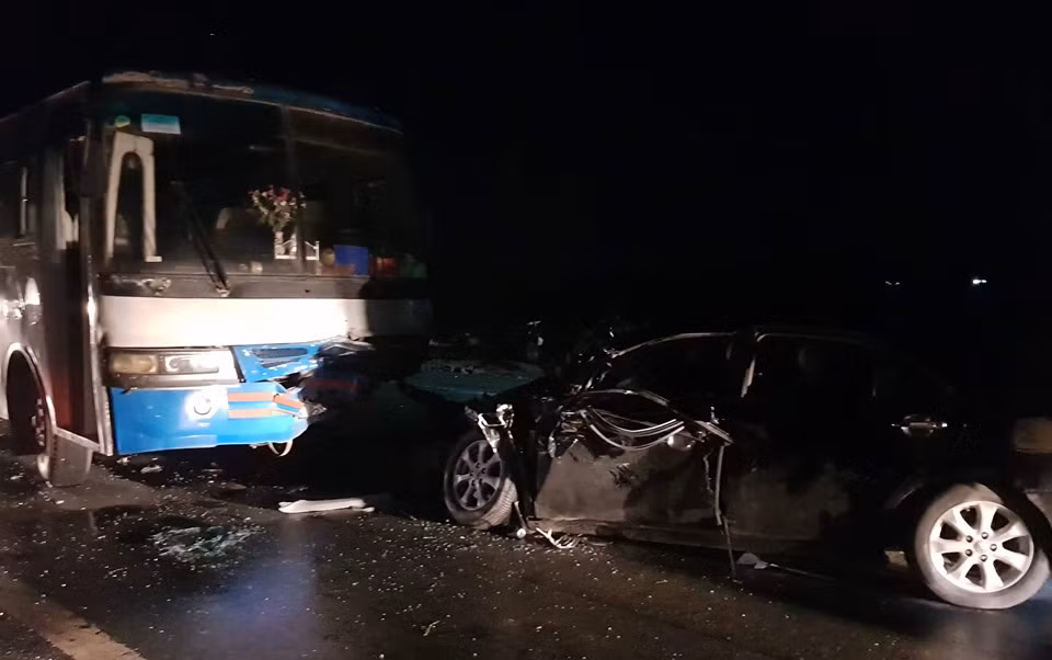 Lai xe va cham xe nguoc chieu, Chu tich huyen o Long An bi thuong nang