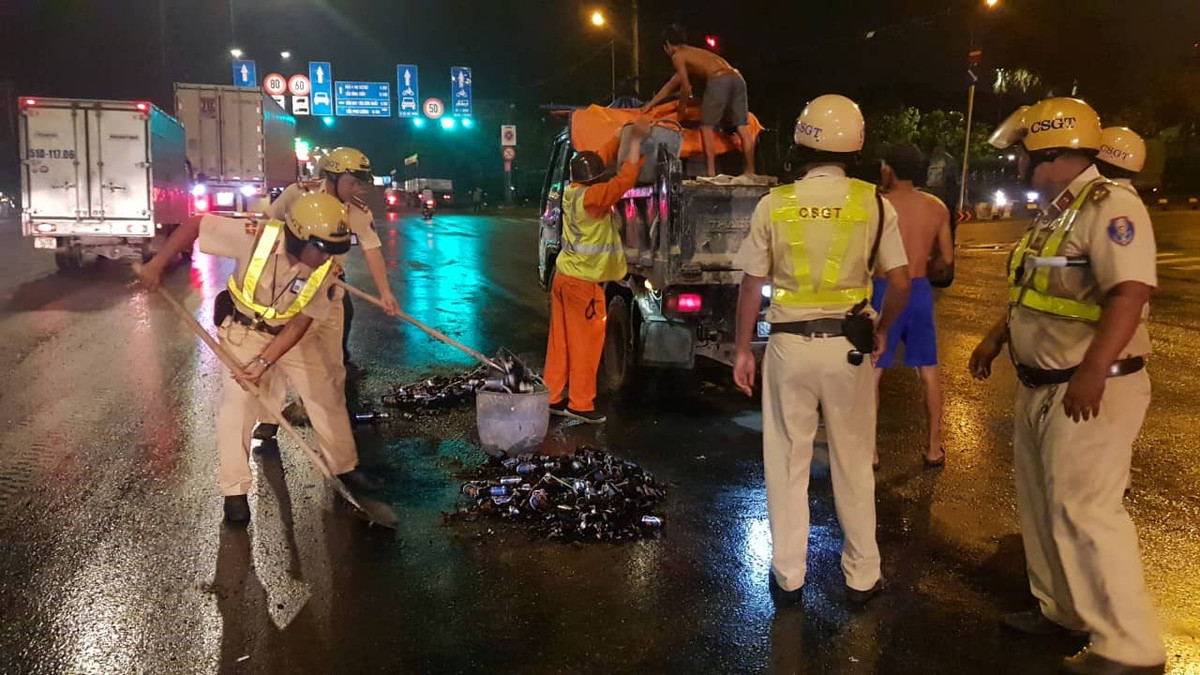 Canh sat giao thong TPHCM don vo bia roi tran tren duong giua dem