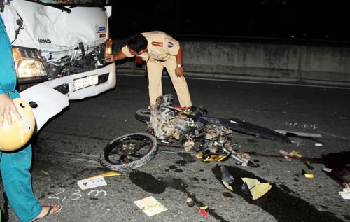 Công an tiến hành khám nghiệm hiện trường điều tra làm rõ vụ tai nạn chết người trên cầu Phú Mỹ tối nay 6/12.