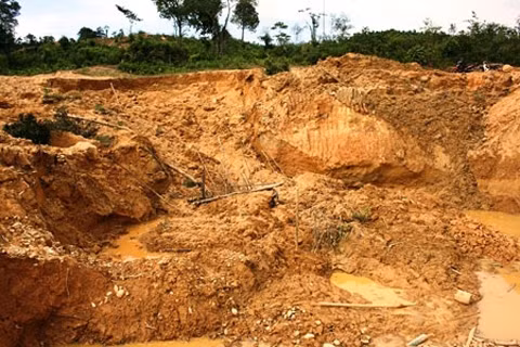 7. Sập hầm vàng ở Quảng Nam, 3 người thiệt mạng Khoảng 16h ngày 25/9/2014, nhóm phu vàng gồm 4 người khi đang dùng “vòi rồng” áp lực phun nước vào vách núi để lấy đất đá đãi vàng tại khu vực đập chứa nước An Điềm 2, thôn Phú Bảo, xã Ba, huyện Đông Giang, Quảng Nam, thì bất ngờ một vách núi đổ sập xuống, toàn bộ máy móc cùng 4 phu vàng bị vùi lấp. Đến chiều cùng ngày thì 2 trong số 4 nạn nhân đã đã cứu thoát. Trong đó có ông Nguyễn Văn Th. (26 tuổi, trú tại H.Hòa Vang, TP.Đà Nẵng) bị thương nặng. Sáng ngày 26/9, lực lượng tìm kiếm đã đưa thi thể 2 phu vàng còn lại ra khỏi hầm vàng khai thác trái phép này.