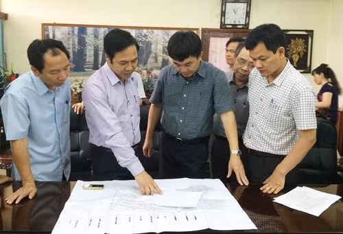 5. Sập hầm lò, 2 công nhân bị vùi lấp Khoảng 20h tối 20/5, tại khai trường than thuộc Xí nghiệp than Đông Triều (Tổng Công ty Xi măng và Gốm xây dựng Quảng Ninh), khi nhóm công nhân khai thác ở khu vực phường Vàng Danh, TP Uông Bí, tỉnh Quảng Ninh đang ra ngoài nghỉ giải lao thì bất ngờ tụt nóc lò than khiến 2 công nhân bị vùi lấp. Ngay sau khi xảy ra sự việc, lực lượng cứu hộ của Xí nghiệp than Đông Triều cùng Xí nghiệp than Uông Bí thuộc Tổng Công ty Xi măng và Gốm xây dựng Quảng Ninh đã phối hợp với lực lượng của Công ty than Vàng Danh (thuộc Tập đoàn công nghiệp Than - Khoáng sản Việt Nam - TKV) tiến hành cứu nạn đưa 2 nạn nhân ra ngoài.