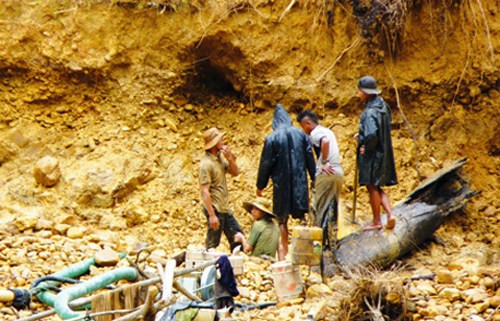 9. Sập hầm vàng ở Quảng Nam, 3 người mất mạng Tối 11/1/2014, một vụ sập hầm vàng tại địa phận thôn 8, xã Phước Hiệp, huyện Phước Sơn, tỉnh Quảng Nam đã xảy ra, khiến 3 người thiệt mạng là Hà Anh Tấn (20 tuổi), Bùi Văn Hưng (29 tuổi) và Bùi Văn Thảo (25 tuổi) cùng trú thôn Suối Con (Kim Bôi - Hòa Bình). Được biết đây là hầm vàng không có giấy phép hoạt động. Có khoảng 30 người thuộc lực lượng chức năng phối hợp với người dân tiến hành đào bới đất để tìm kiếm thi thể các nạn nhân, nhưng do lớp đất đá vùi lấp quá sâu nên vài ngày sau thi thể 3 nạn nhân mới được tìm thấy.