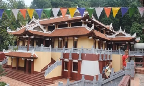 Công trình kiến trúc lạ đồ sộ mọc ngay vùng bảo vệ cấp 1 của di tích Thiên Trù. Ảnh: Toan Toan