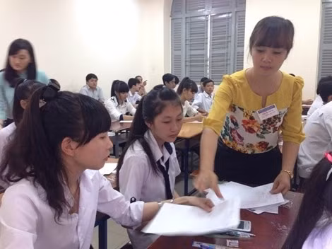 9. Kỳ thi THPT Quốc gia năm 2016 dự kiến rút ngắn còn 3 ngày Theo dự kiến, lịch thi THPT Quốc gia năm 2016 sẽ diễn ra chỉ trong 3 ngày. Các môn thi THPT gồm: Toán, Văn, Ngoại ngữ và Vật lý mỗi môn thi một buổi; mỗi cặp môn Sinh học - Lịch sử và Hóa học - Địa lý thi trong một buổi và bắt đầu cùng giờ. Thí sinh được chọn một trong mỗi cặp môn Sinh học hoặc Lịch sử, Hóa học hoặc Địa lý. Tuy nhiên, Bộ Giáo dục và Đào tạo cũng cho rằng, với lịch thi này, ngày thi thứ 3 tổ chức thi cặp môn cùng giờ nên sẽ ảnh hưởng đến một số lượng thí sinh có nguyện vọng thi cả 2 môn.