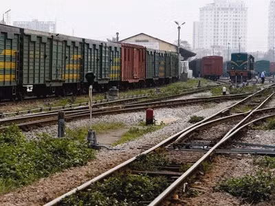 4. Đại tá công an làm Phó TGĐ Tổng Công ty Đường sắt Việt Nam Đại tá Nguyễn Văn Minh (50 tuổi, quê ở Ân Thi - Hưng Yên), Phó Cục trưởng Cảnh sát giao thông vừa được Bộ Công an biệt phái sang giữ chức Phó Tổng Giám đốc Tổng Công ty Đường sắt Việt Nam trong 3 năm. Quyết định biệt phái cán bộ được Bộ Công an đưa ra sau khi có đề nghị của Bộ Giao thông Vận tải. Theo quyết định đã được ký, ông Minh nhận chức Phó Tổng Giám đốc Tổng Công ty Đường sắt Việt Nam từ ngày 11/11/2015. Thời gian ông Minh đảm nhận chức vụ này sẽ diễn ra trong 3 năm. Lương của ông Minh được Bộ Công an giữ nguyên theo quy định hiện hành.