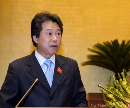 3. Lương cơ sở sẽ tăng thêm 60.000 đồng/tháng Sáng 11/11, Quốc hội cho biểu quyết Thông qua Nghị quyết về dự toán ngân sách nhà nước năm 2016. Theo đó, từ ngày 1/5/2016, thực hiện điều chỉnh tăng mức lương cơ sở từ 1.150.000 đồng/tháng lên 1.210.000 đồng/tháng (tăng khoảng 5%) đối với cán bộ, công chức, viên chức, lực lượng vũ trang, bảo đảm thu nhập của đối tượng có hệ số lương từ 2,34 trở xuống không giảm so với mức đang hưởng; riêng lương hưu, trợ cấp ưu đãi người có công, tiếp tục giữ mức đã tăng 8% như đã thực hiện năm 2015.