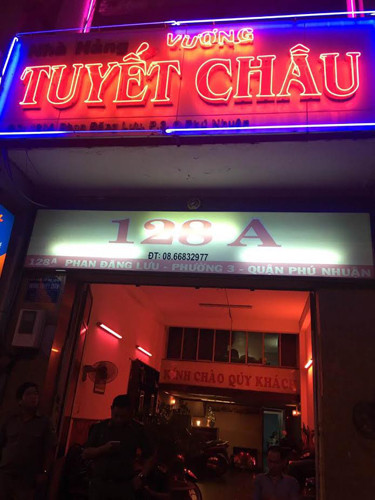 Dù giấy phép chỉ được kinh doanh nhà hàng, quán ăn nhưng cơ sở này lại kinh doanh karaoke có tiếp viên nữ ăn mặc mát mẻ phục vụ.