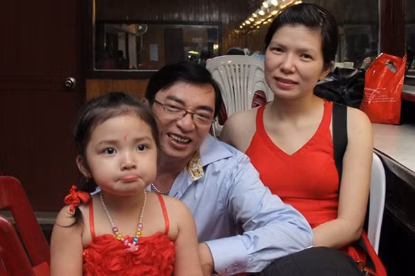 Dinh Van binh yen ben vo kem 24 tuoi.-Hinh-8