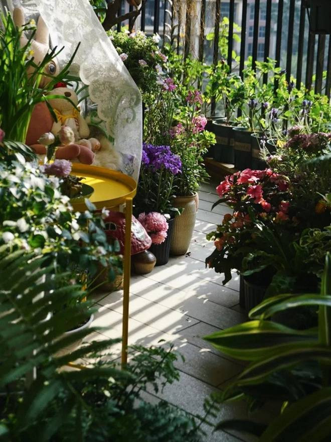 Bien ban cong 12m2 thanh “xu so than tien” noi hoa khoe sac-Hinh-13