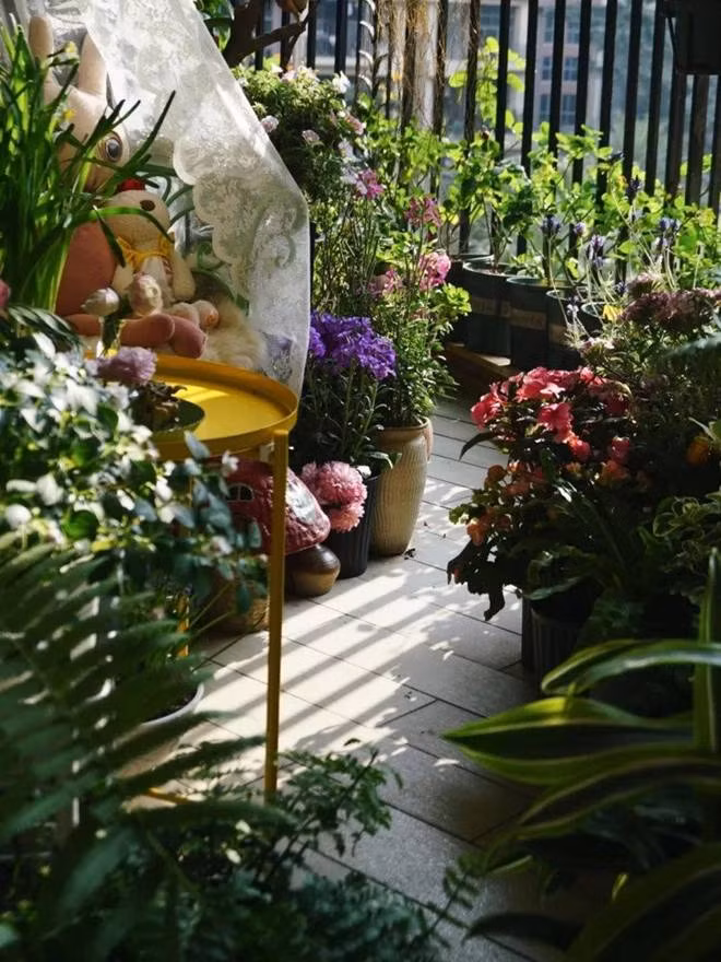 Bien ban cong 12m2 thanh “xu so than tien” noi hoa khoe sac-Hinh-13