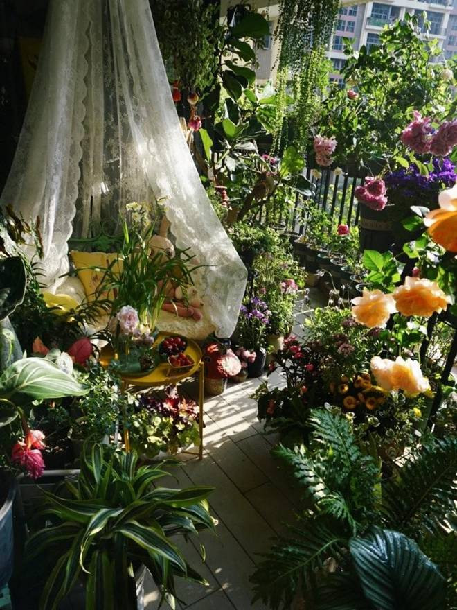 Bien ban cong 12m2 thanh “xu so than tien” noi hoa khoe sac-Hinh-12