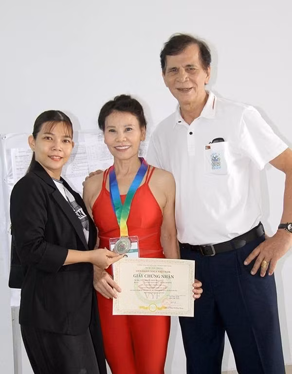 Me Ho Ngoc Ha U70 van thang giai cuoc thi cap quoc gia-Hinh-2