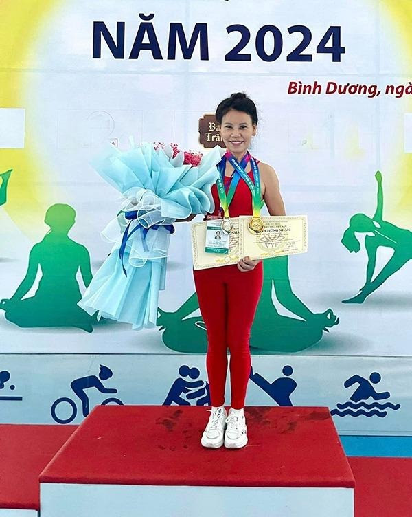 Me Ho Ngoc Ha U70 van thang giai cuoc thi cap quoc gia