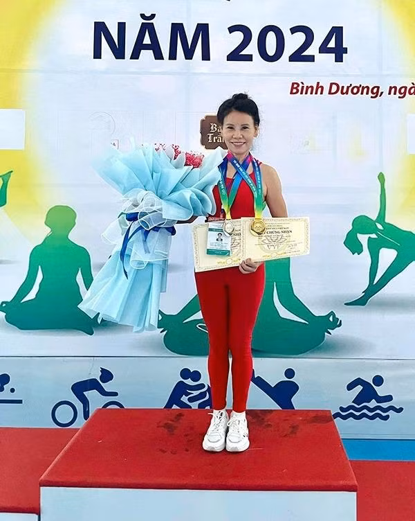 Me Ho Ngoc Ha U70 van thang giai cuoc thi cap quoc gia