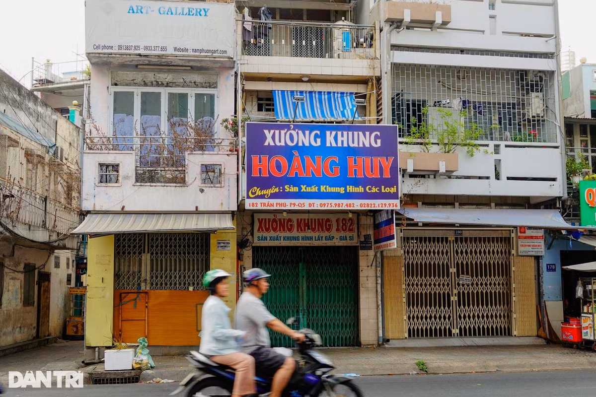 Nhieu cua hang tranh chep o TPHCM dong cua, tieu thuong lo lang-Hinh-4