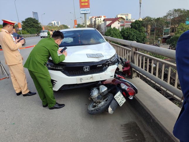 2 co gai tu vong sau va cham voi oto tren cau o Thanh Hoa-Hinh-3