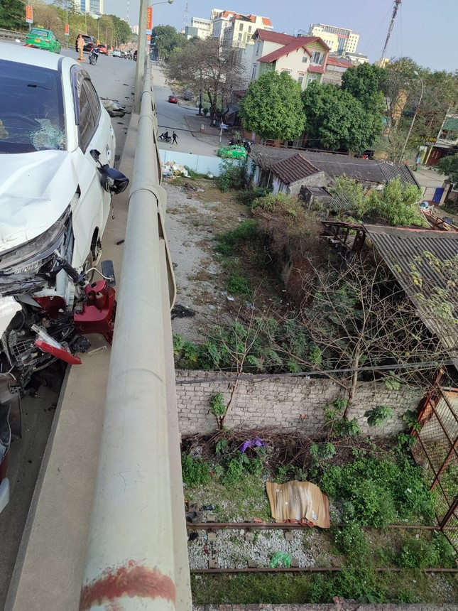2 co gai tu vong sau va cham voi oto tren cau o Thanh Hoa-Hinh-2