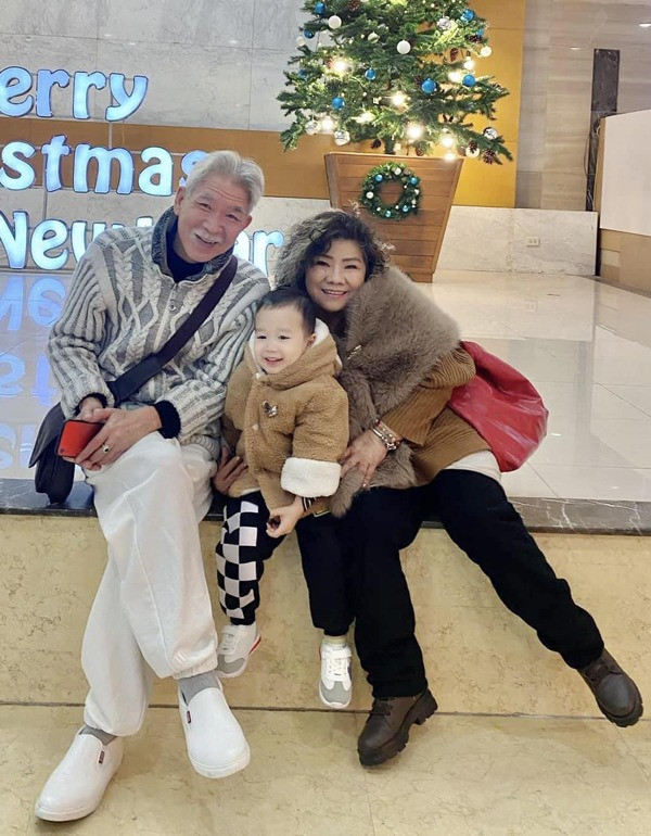 NSND Thanh Hoa, ngoài 70 tuổi vẫn được chồng chiều - Hình 8 NSND Thanh Hoa, ngoai 70 tuoi van duoc chong chieu-Hinh-8