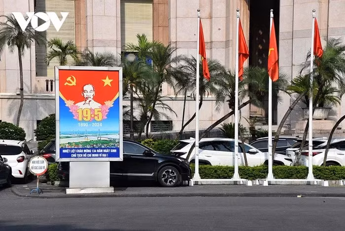 Hình Bác Hồ trước cổng Ngân hàng Nhà nước Việt Nam