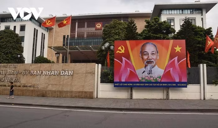 Hình ảnh Bác Hồ, cờ Đảng, cờ Tổ quốc rực rỡ tại Trụ sở quận Đống Đa.