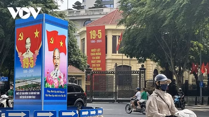 Hình ảnh Bác Hồ và băng rôn tại Thành ủy Hà Nội.