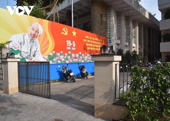 Hình ảnh Bác Hồ tại Trụ sở HĐND thành phố Hà Nội trên phố Trần Nguyên Hãn.