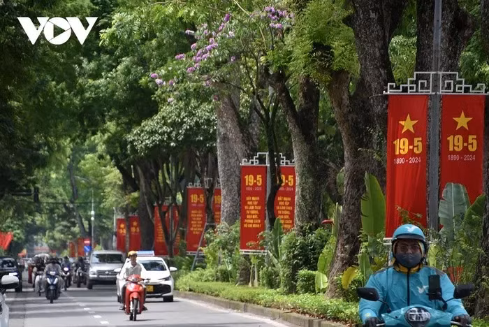 Băng rôn được in nội dung: "Nhiệt liệt chào mừng 134 năm Ngày sinh Chủ tịch Hồ Chí Minh vĩ đại", "Đẩy mạnh học tập và làm theo tư tưởng, đạo đức, phong cách Hồ Chí Minh", "Chủ tịch Hồ Chí Minh vĩ đại sống mãi trong sự nghiệp của chúng ta"